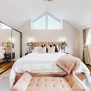Feel Celebrity Style - 6 Parking Spaces - Pet Friendly - Very Private Villa Cardiff